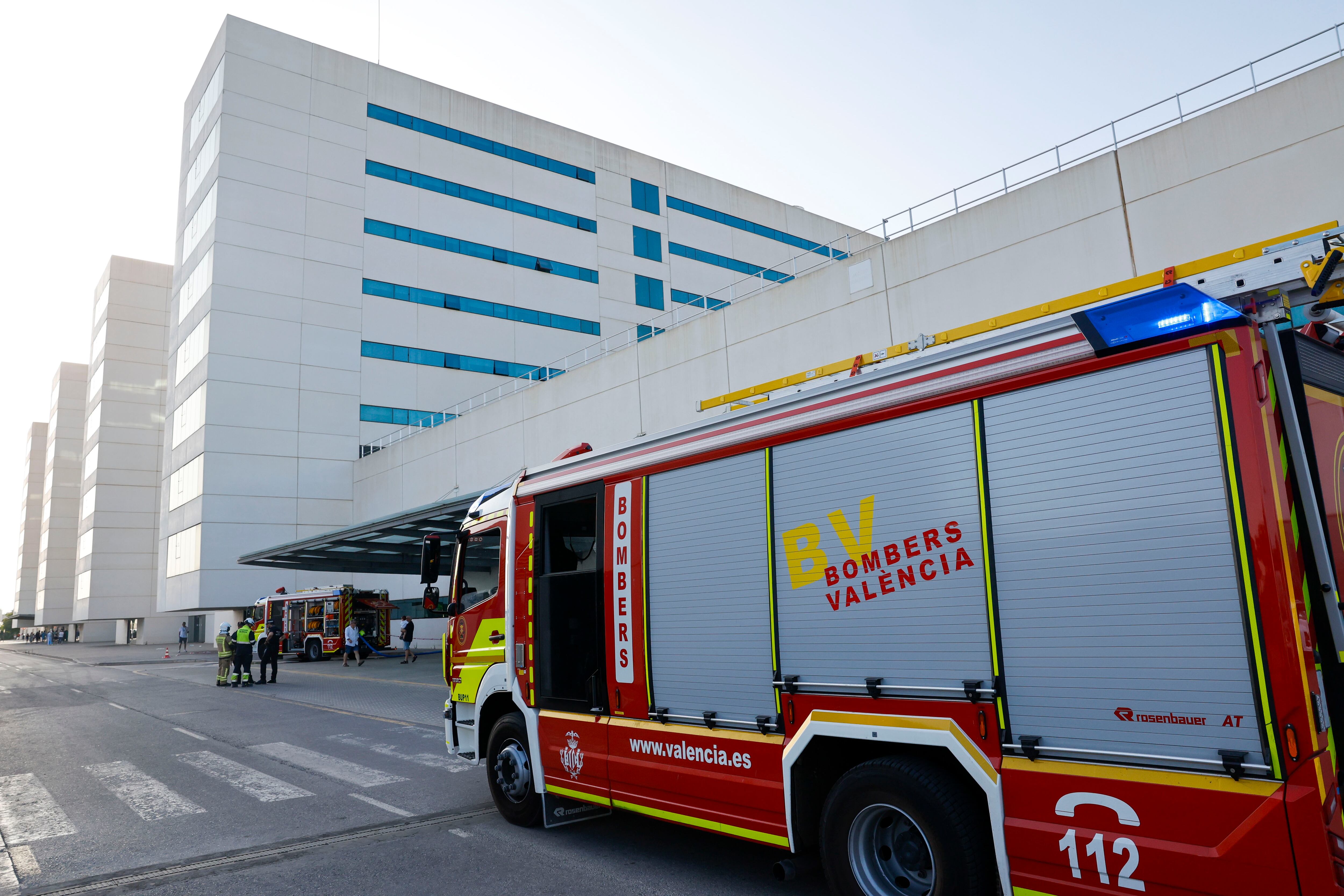 Efectivos del cuerpo de bomberos acuden a la planta de Psiquiatría del hospital La Fe de València