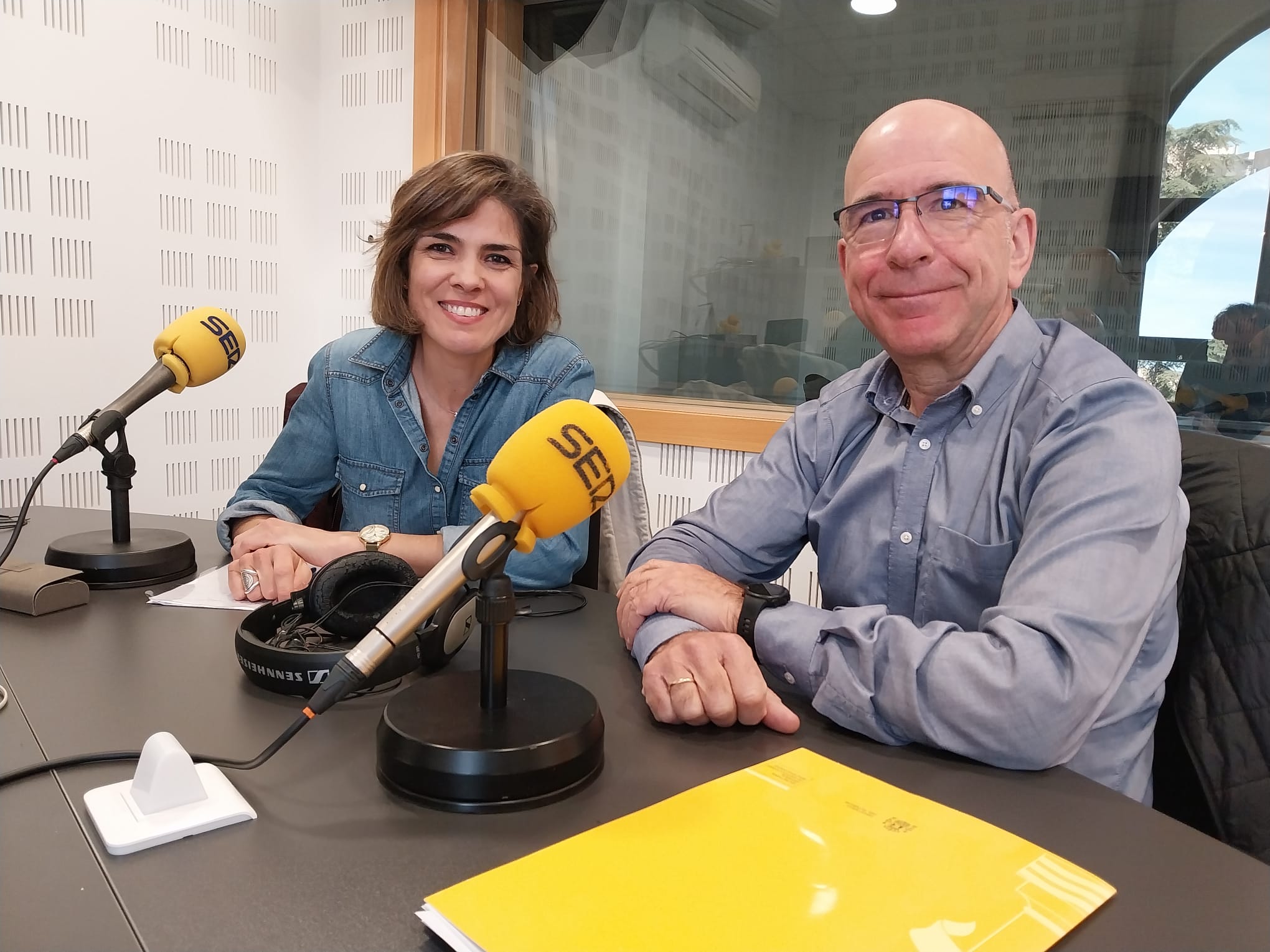 José Antonio Pérez Yuste, jefe de área de Formación de la Secretaria General de Institución Penitenciarias, y Laura Martínez Cebrián, directora del CEPA Alonso Quijano de la cárcel de Valdemoro