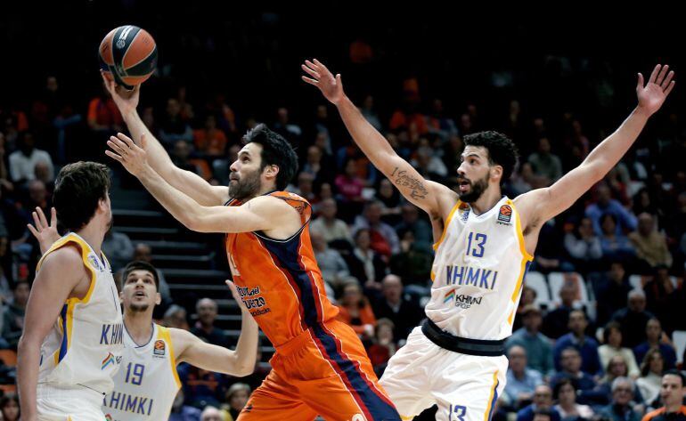 GRAF8221. VALENCIA, 26012018.- El alero del Valencia Basket Fernando San Emeterio (i) elude la defensa del pivot estadounidense del Khimki Anthony Gill, en partido de la Euroliga que se disputa esta noche en el pabellón Fuente de San Luis. EFEJuan Carlos 