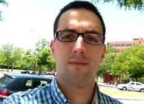 Alejandro de 22 años, no es periodista pero estudia para serlo. Está en su cuarto año de carrera y a un curso de terminarla no ha realizado ninguna práctica en empresas. Ha encontrado trabajo de repartido de pan para poder hacer frente a sus gastos.