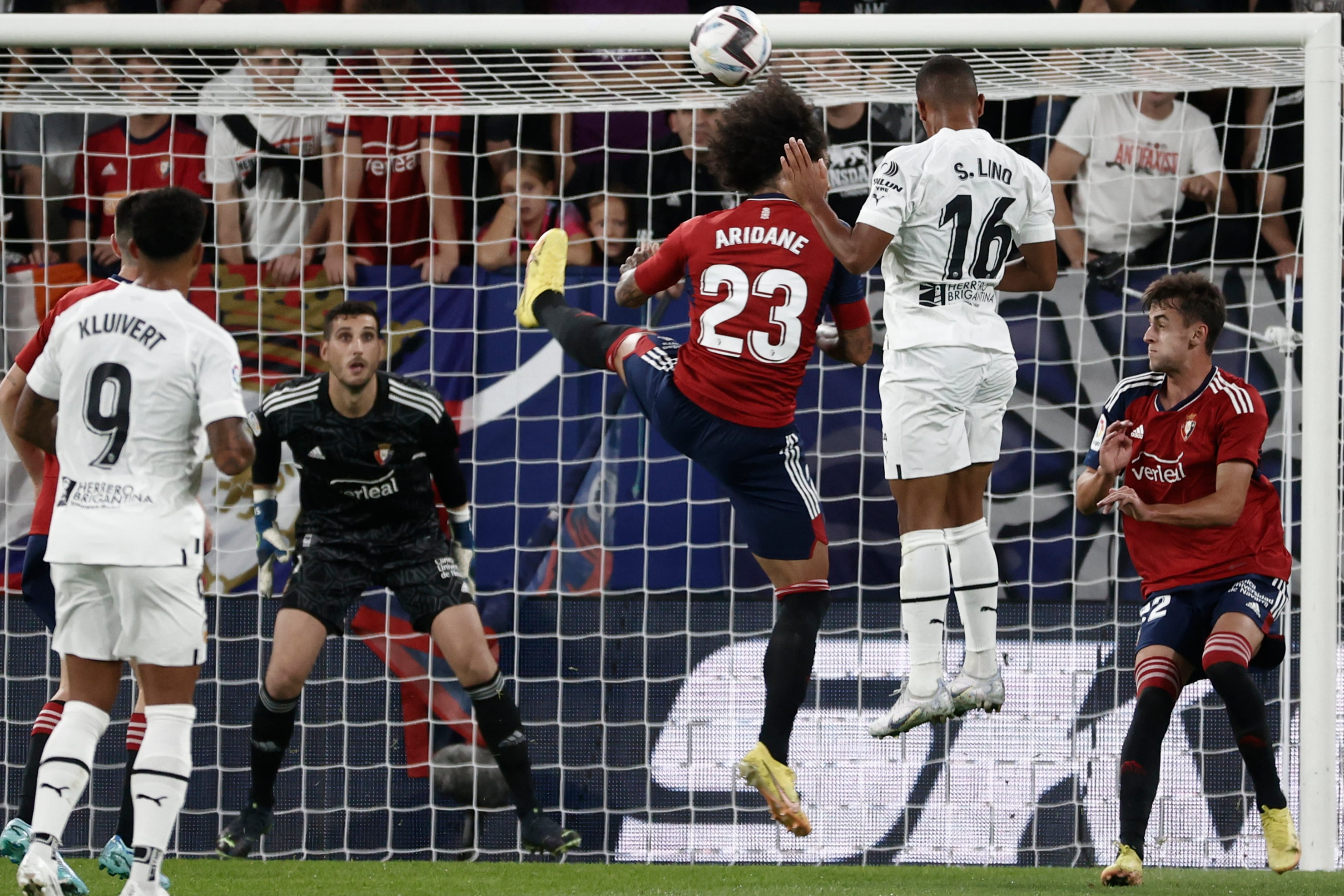 El defensa de Osasuna Aridane Hernández disputa el balón ante Samuel Lino, delantero brasileño del Valencia, en el estadio de El Sadar, en Pamplona.