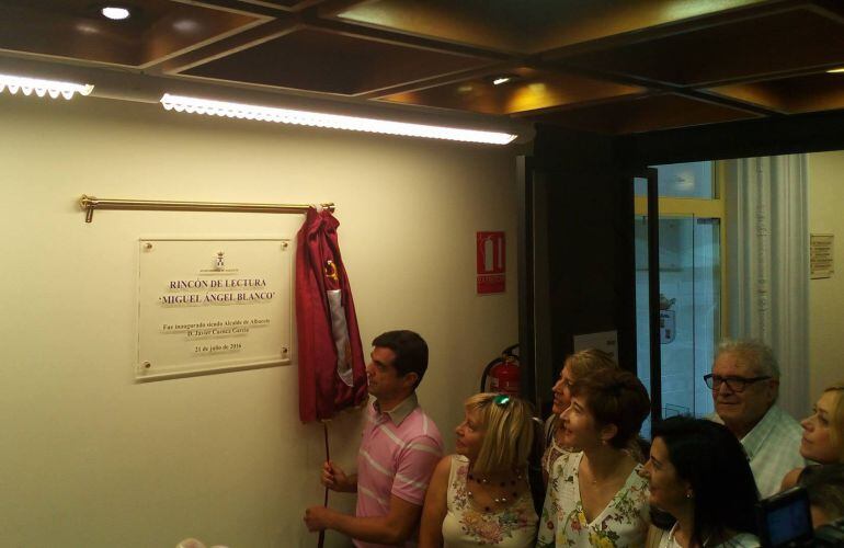 Javier Cuenca inaugura el Rincón de Lectura Miguel Ángel Blanco