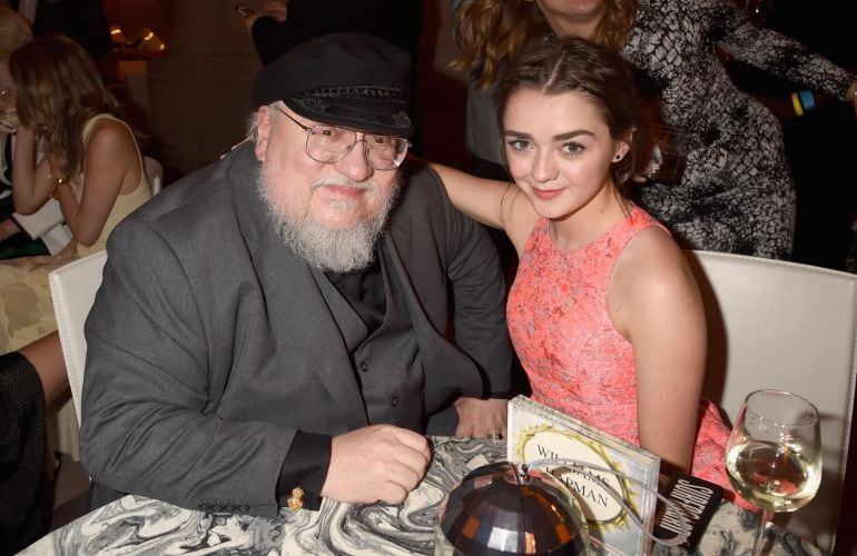 El creador de la saga &#039;Canción de Hielo y Fuego&#039;, George R. R. Martin, junto con la actriz que interpreta a Arya Stark, Maisie Williams.