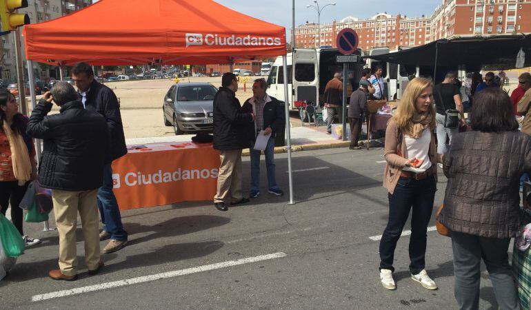 Ciudadanos Fuenlabrada pregunta a pie de calle a los vecinos por el traslado del recinto ferial. 