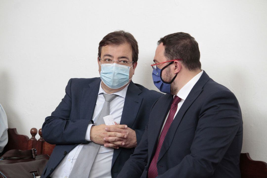 El presidente de Extremadura, Guillermo Fernández Vara; y el presidente de Asturias, Adrián Barbón, charlan en el Monasterio de Yuso.