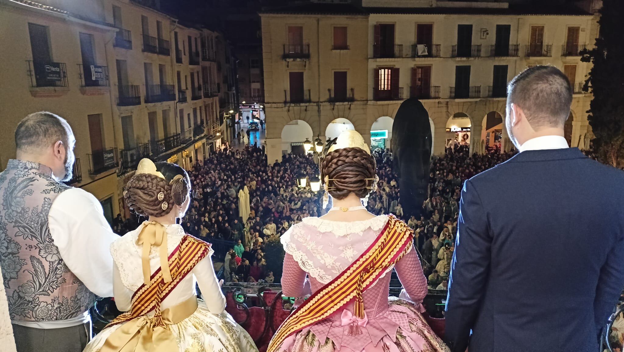 María de Sanfélix y Marta Millet, junto al presidente de la Federació de Falles, Telmo Gadea y el alcalde José Manuel Prieto, momentos después de realizar su Crida.