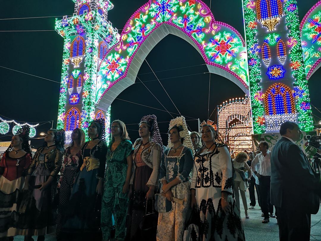 La alcaldesa de Ronda junto a las Damas Goyescas y su presidenta durante el encendido del alumbrado el pasado año en el recinto ferial Ángel Harillo. 