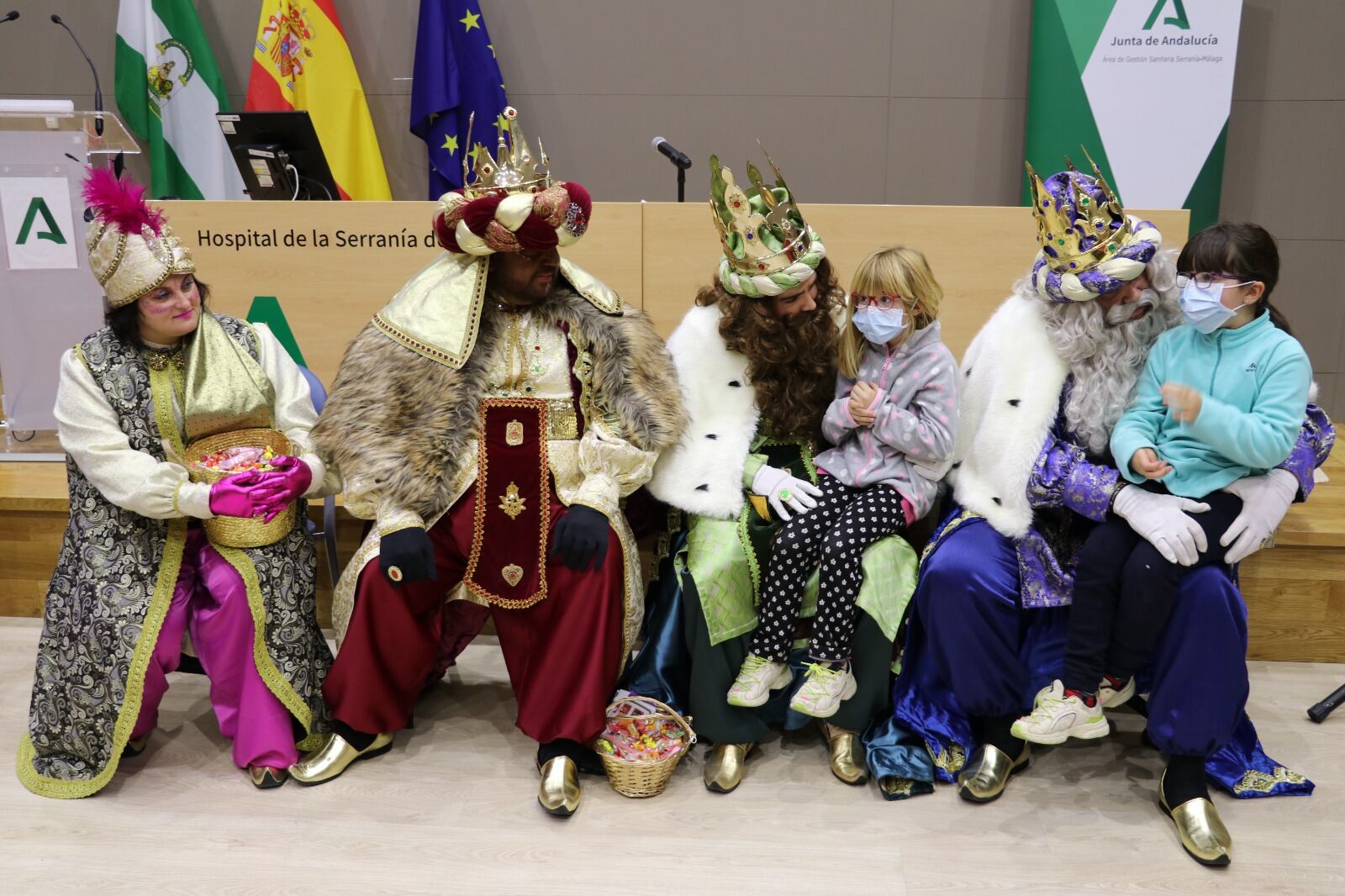 Los Reyes Magos y la Cartera Real durante su visita, este miércoles, al Hospital de la Serranía