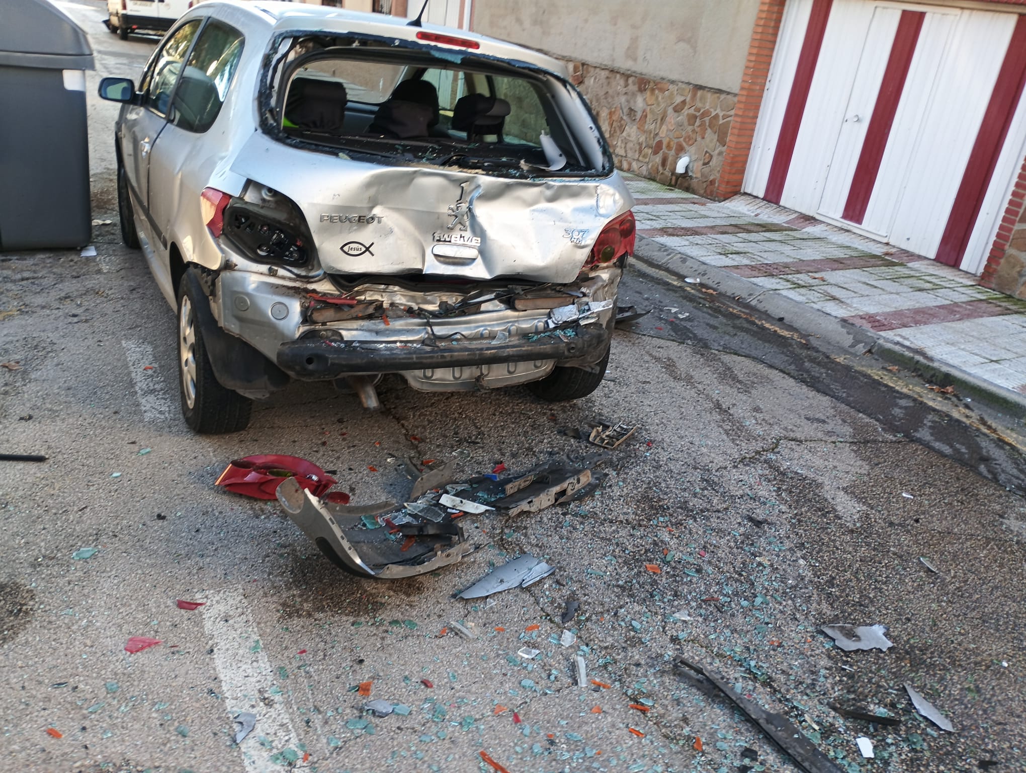 Vehículo destrozado de la víctima de la agresión machista en Puertollano