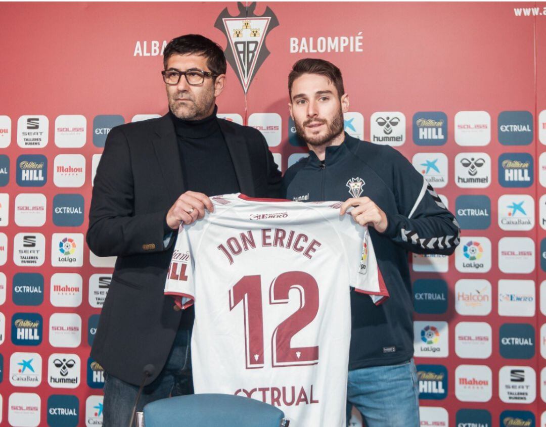 Jon Erice y Mauro Pérez, esta mañana en la presentación del futbolista navarro