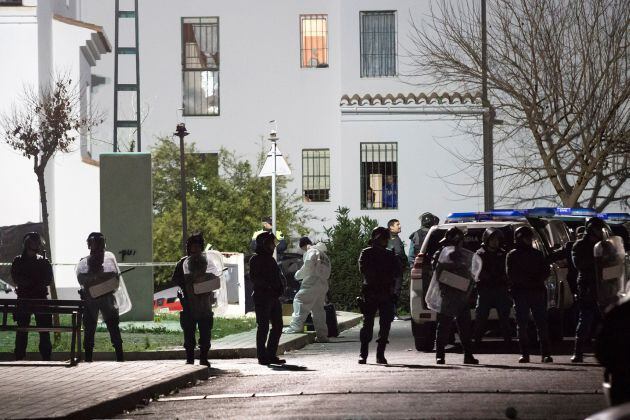 Miembros de la Guardia Civil despliegan un dispositivo en la barriada de La Fuensanta de localidad malagueña de Coín, para evitar que se produzcan más altercados como el registrado esta tarde, en el que han fallecido dos personas y otras dos han resultado