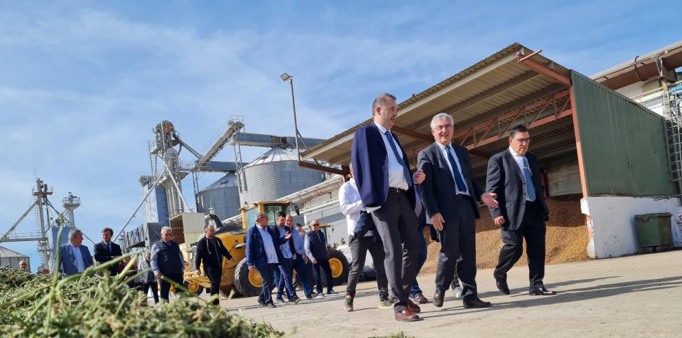 Joaquín Olona en su visita a Cereales Santiago.