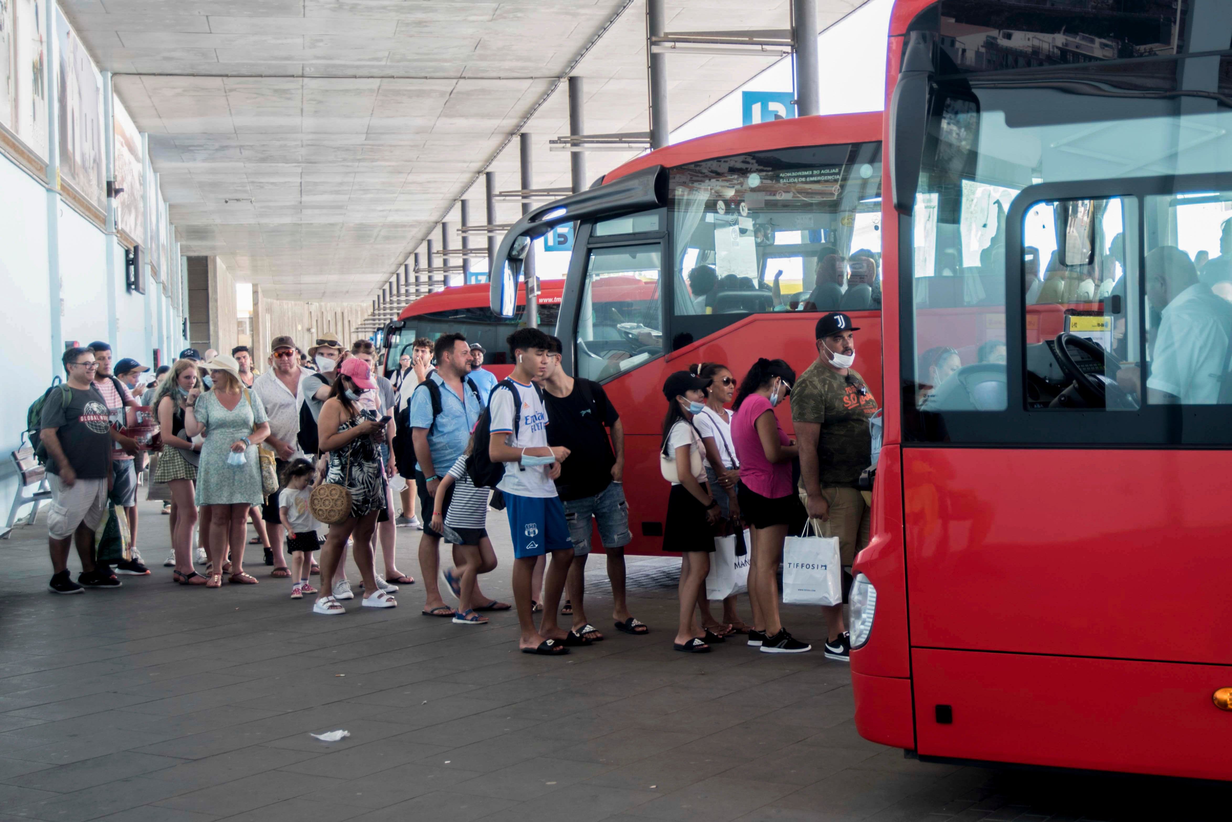 MAHÓN, 30/08/2022.-usuarios de las tarjetas de abono del transporte público en autobús en Menorca disfrutarán de su gratuidad a partir de septiembre, ha anunciado este martes el Consell Insular en una nota. Se trata de una de las medidas del plan de choque en materia de transporte público y tiene el objetivo de combatir el encarecimiento de los costes del carburante y apostar por un modelo de movilidad sostenible.-EFE/David Arquimbau Sintes
