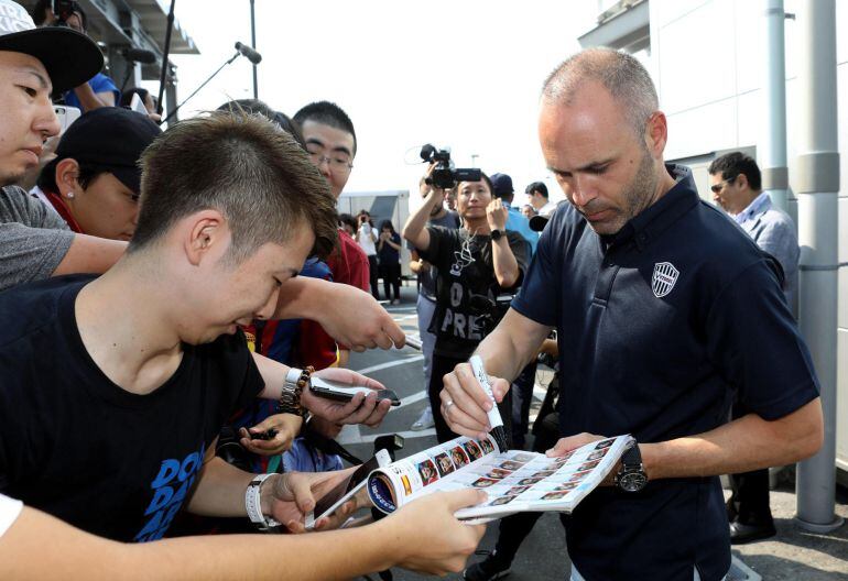 Iniesta firmando un autógrafo. 