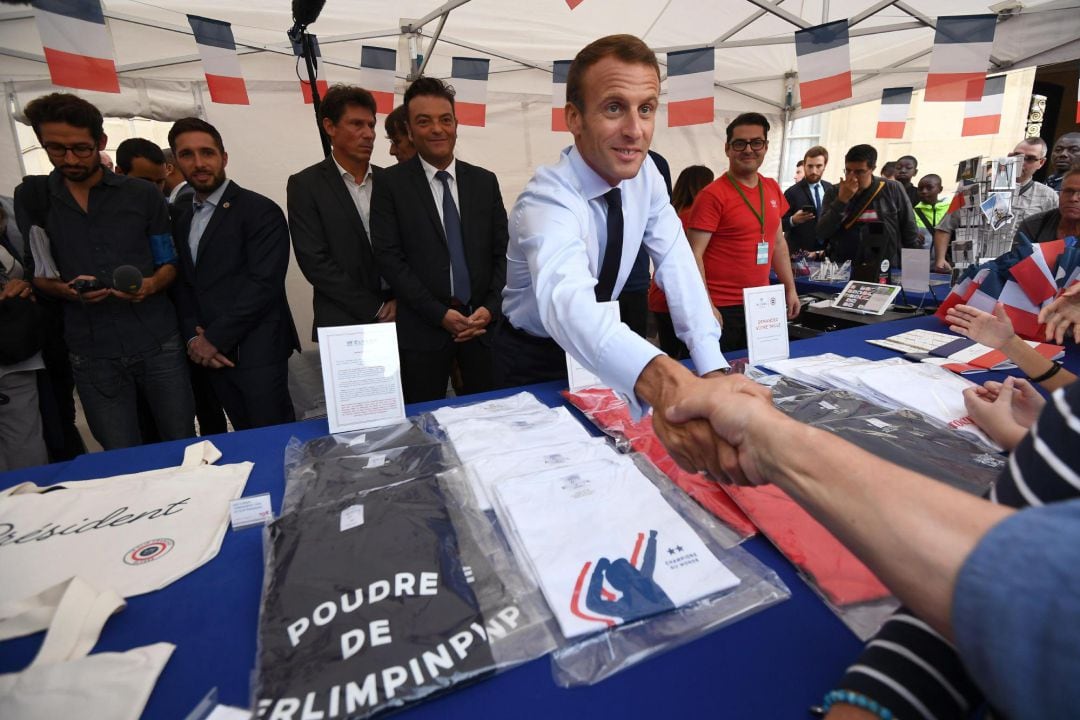 El presidente francés Emmanuel Macron saluda a un visitante