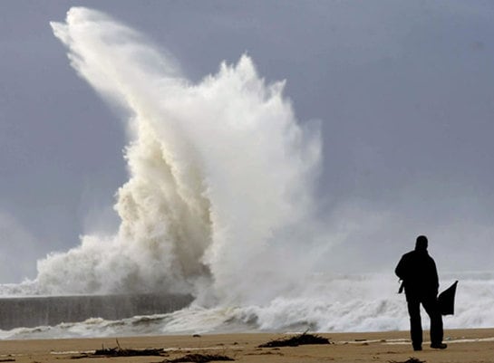 La mar gruesa y los fuertes vientos que azotan la cornisa cantábrica y que mantiene activada la alerta roja.