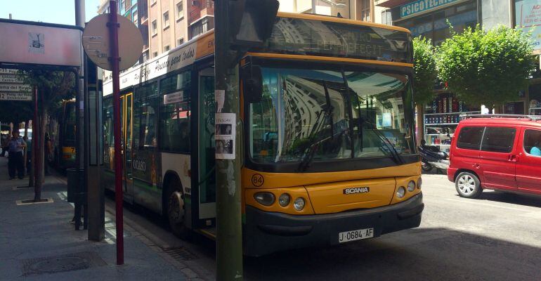 Autobús urbano por las calles de la capital.