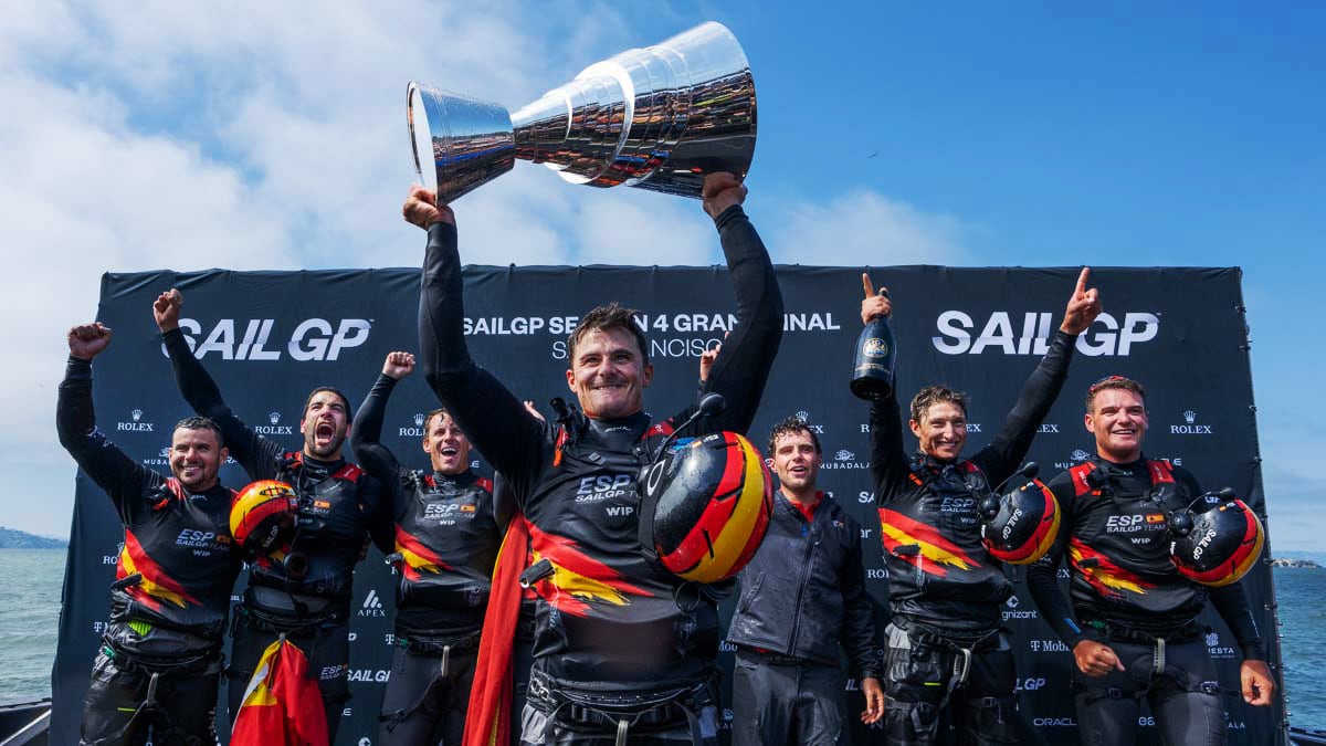 Equipo de SailGP levanta un trofeo