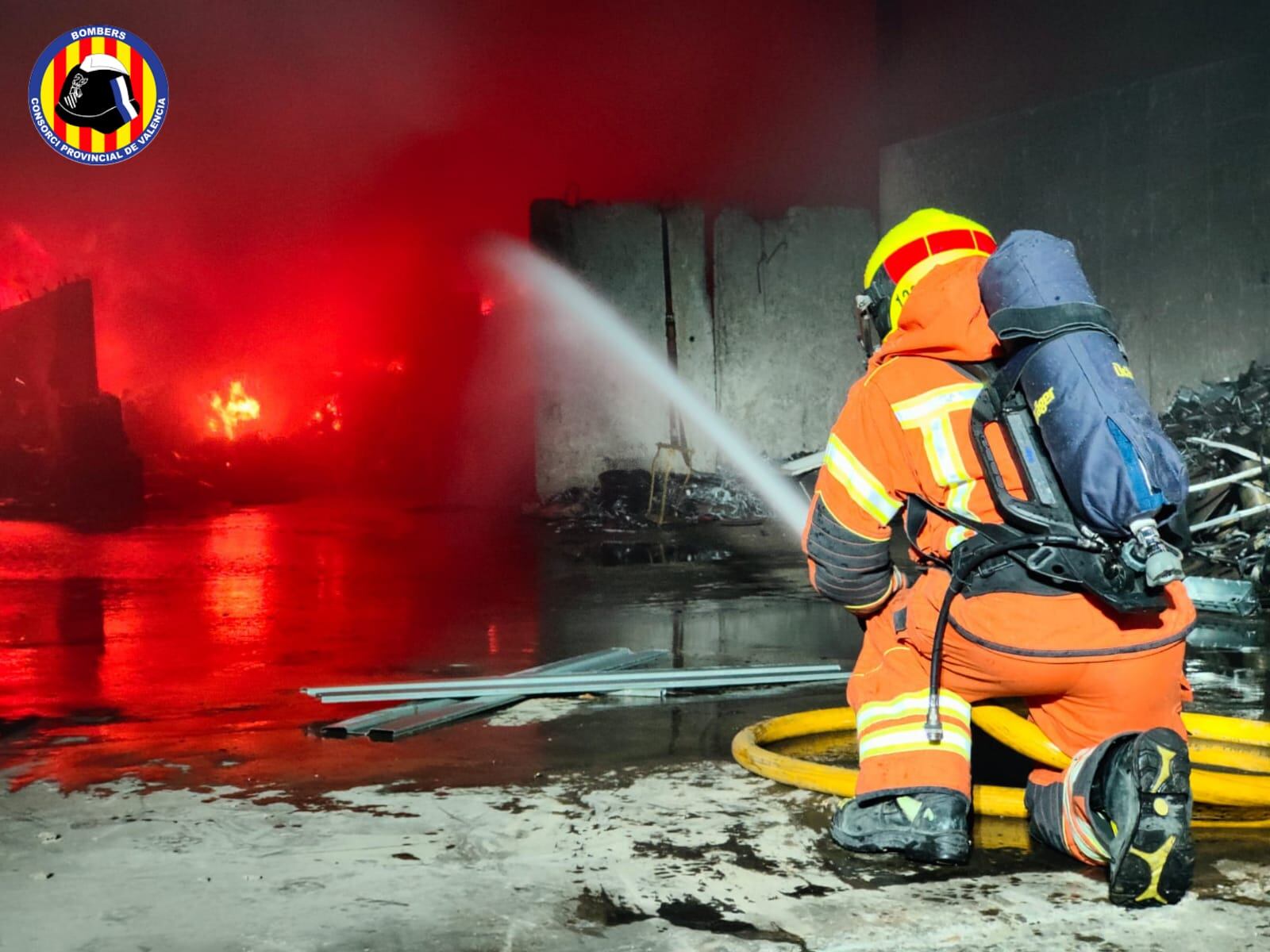 Incendio en nave industrial de Quart de Poblet