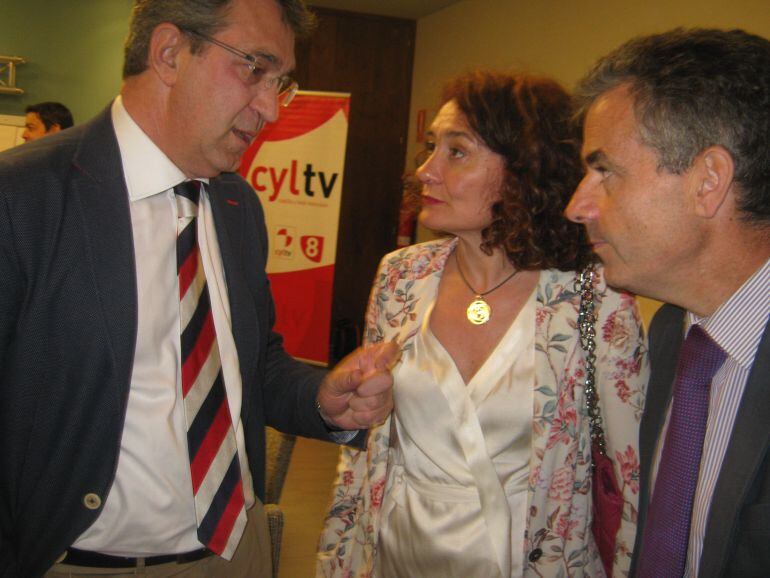 El presidente de la Diputación conversa con la alcaldesa y el representante de Aquona