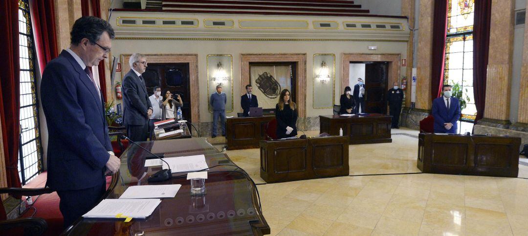 El pleno del Ayuntamiento de Murcia ha guardado un minuto de silencio al inicio de la sesión en recuerdo de las víctimas por la COVID-19