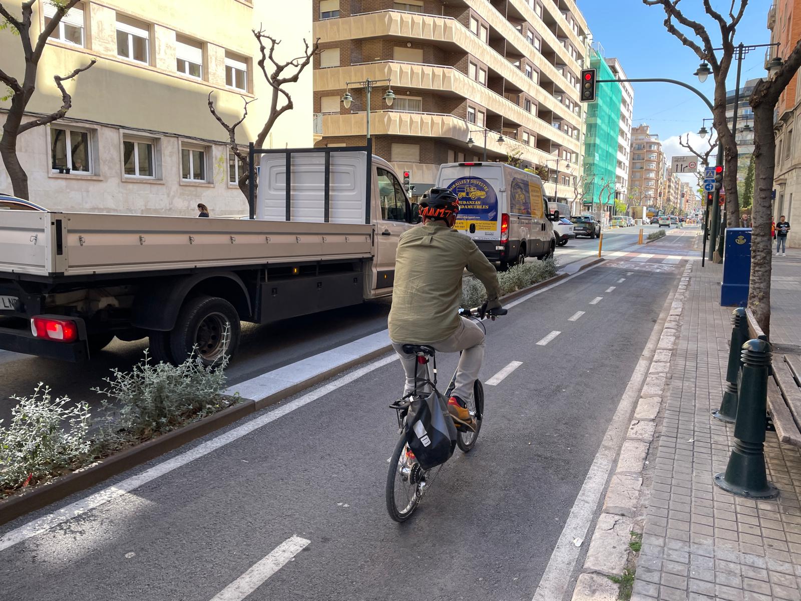 Un ciclista circulando por el carril bici a su paso por la avenida Alameda Camilo Sesto de Alcoy.