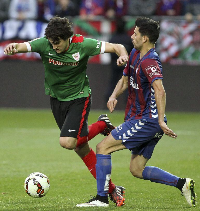 GRA323. EIBAR (GIPUZKOA), 01/02/2015.- El defensa del Eibar, Enejo Bóveda (d) y el centrocampista del Athletic Mikel San Jose luchan por el balón durante el partido de la vigésima quinta jornada de Liga de Primera División, disputado esta tarde en la localidad guipuzcoana de Eibar. EFE/Juan Herrero