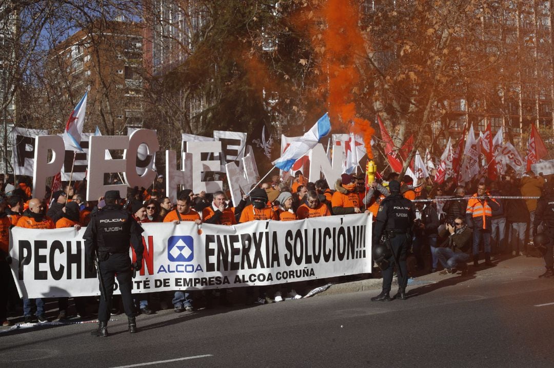 Concentración en Madrid de los trabajadores de Alcoa  