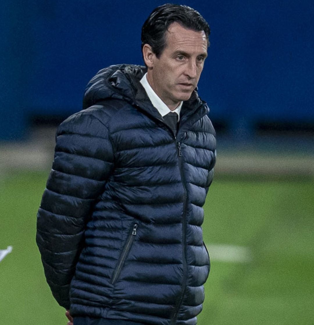 Unai Emery observa el partido desde la banda