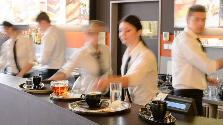 "Mi hijo tiene un contrato de 20 horas semanales en hostelería. Duplica o triplica la jornada"