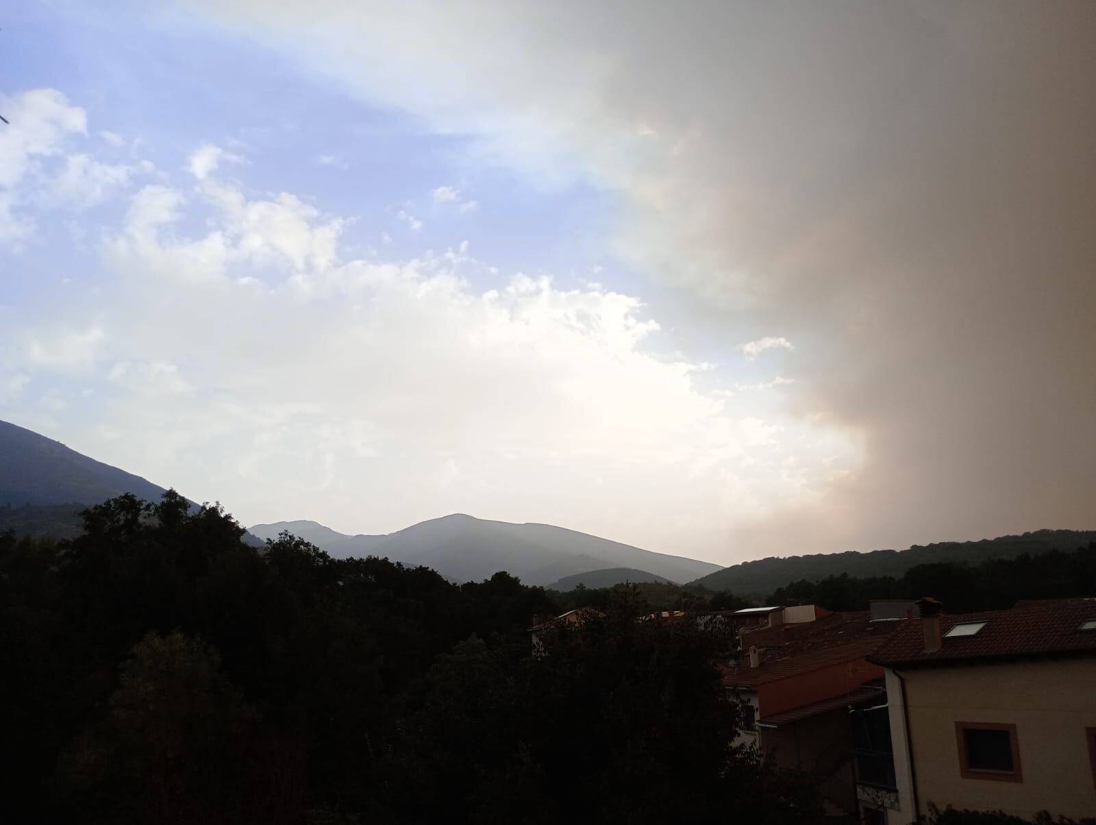 Humo del incendio de Jarilla visto desde la comarca de Barco de Ávila