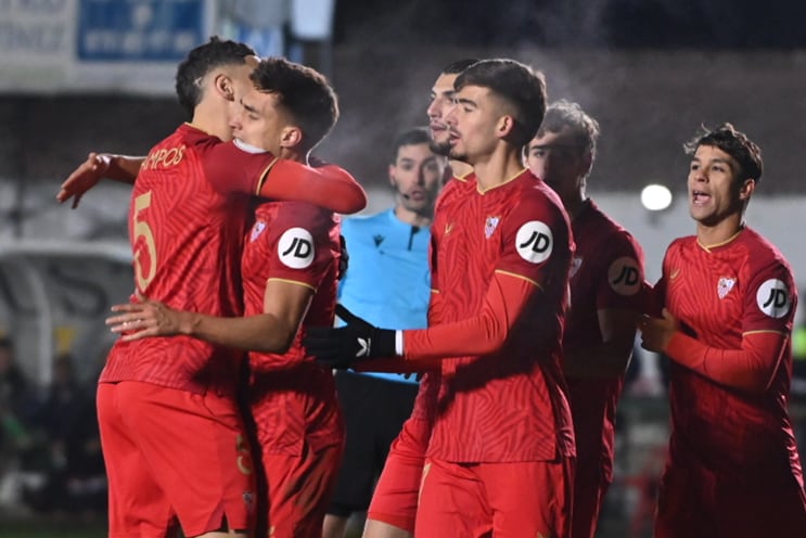 ASTORGA (LEÓN), 06/12/2023.- El defensa del Sevilla Federico Gattoni (2i) celebra su gol durante el encuentro de segunda ronda de la Copa del Rey entre el Atlético Astorga FC y el Sevilla FC en el estadio La Eragudina, este miércoles en Astorga (León). EFE/ J.Casares
