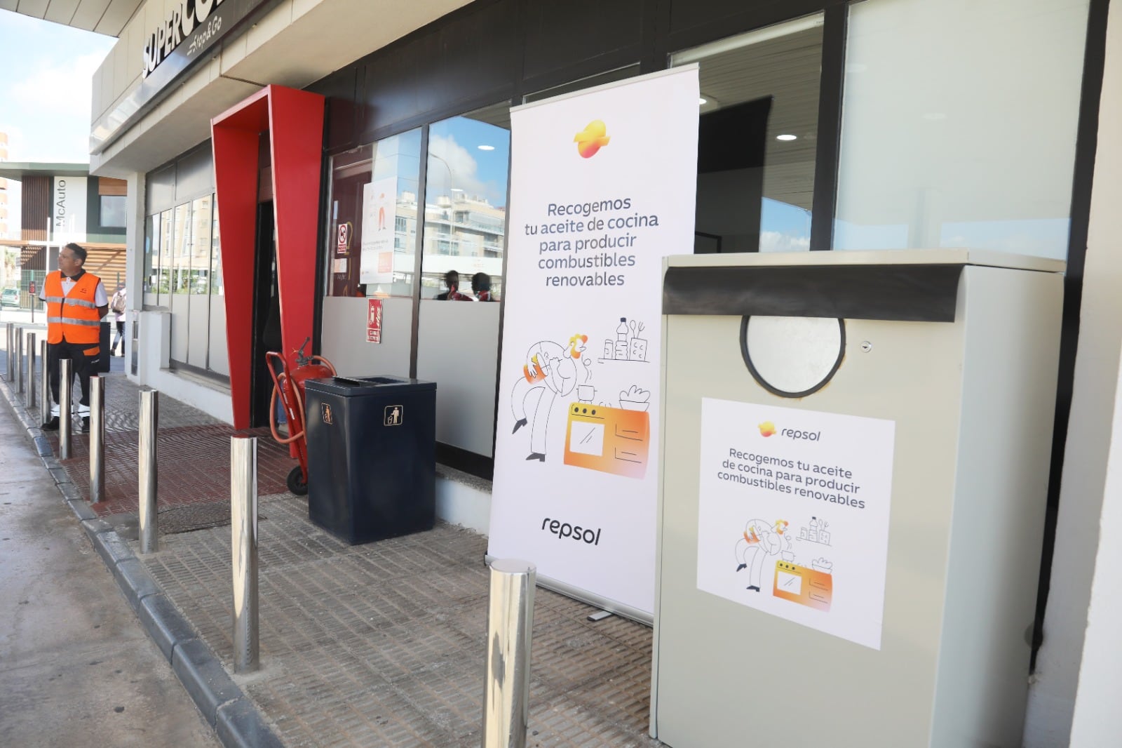 Repsol inicia la recogida de aceite doméstico para producir combustibles 100% renovables en Cartagena