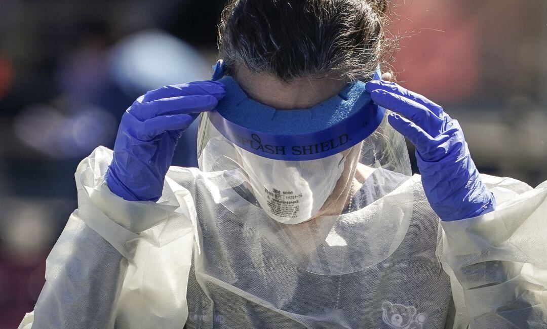 Un sanitario durante la pandemia de coronavirus.