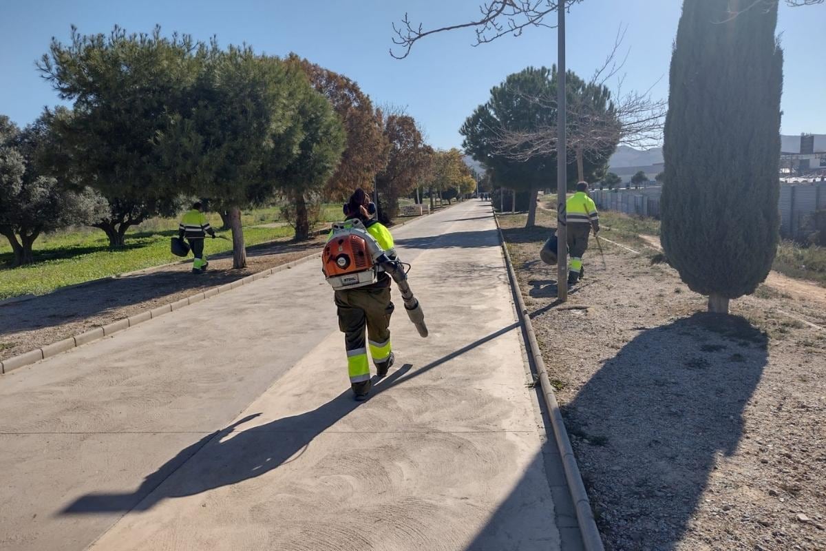 Limpieza en la Vía Verde del Barrio Peral de Cartagena