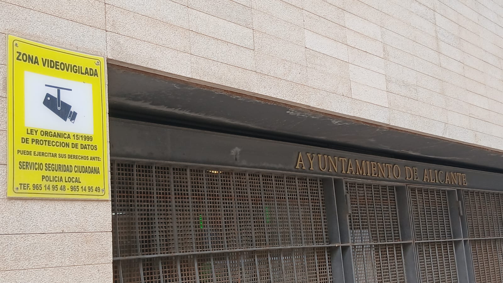 Cartel de zona videovigilada en la entrada del Ayuntamiento de Alicante