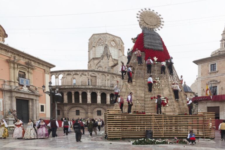 Ofranda de Flores a la Virgen de los Desamparados durante las pasadas Fallas