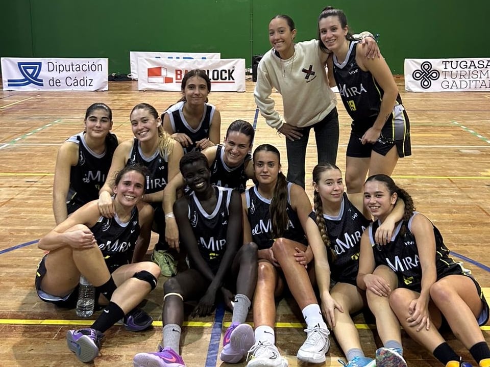 Las jugadoras del UBJ celebran en El Puerto su triunfo.