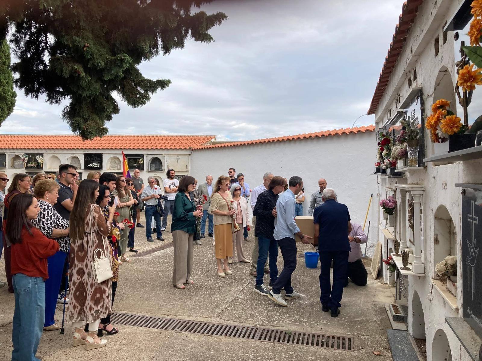 La Asociación de Familiares del Memorial de Villanueva de la Serena entregó a sus descendientes los restos de dos personas identificadas mediante pruebas de ADN