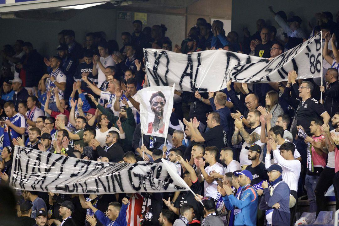 Aficionados muestran pancartas contra el racismo durante el partido entre el CD Tenerife y el Athletic