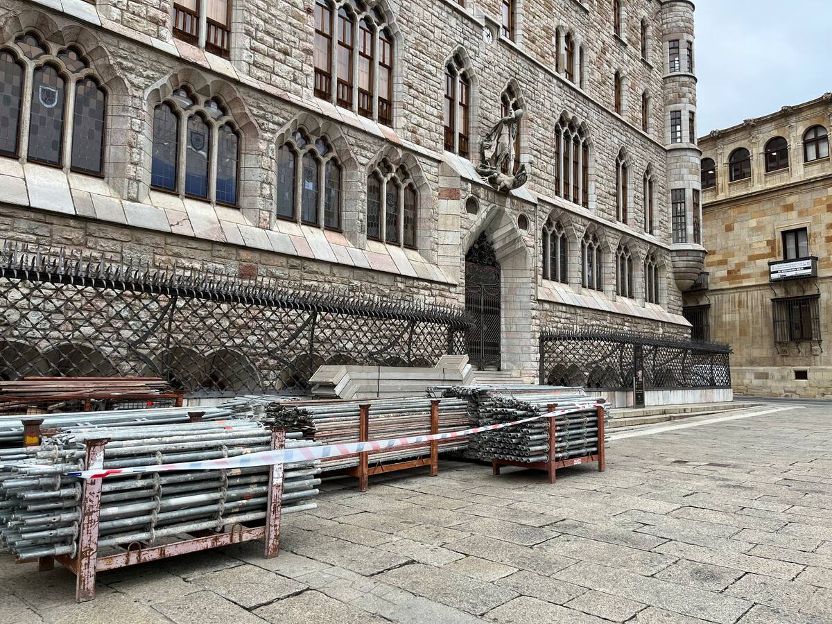 Arranca la reforma de Casa Botines con la restauración de la fachada