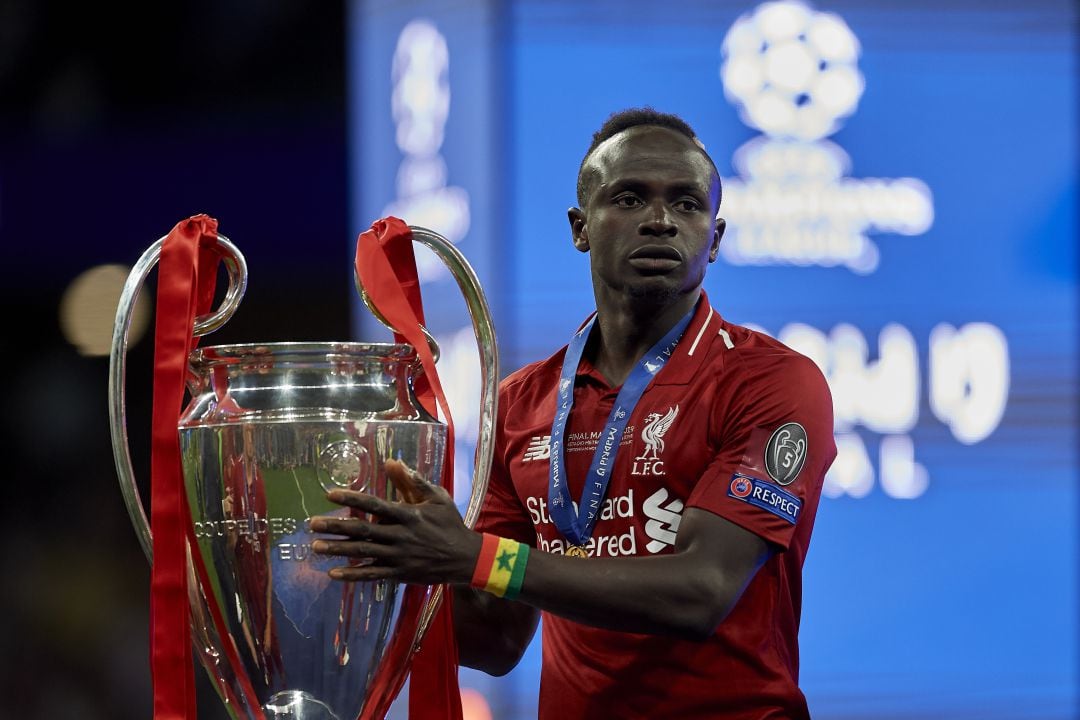 Sadio Mané posa con la Champions League lograda con el Liverpool