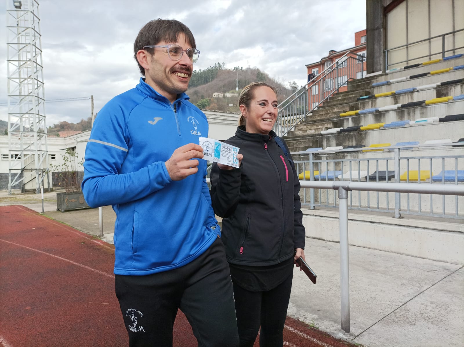 Iván Joyero y Marta Martínez (Club Atletismo Mieres), agraciados con el Gordo