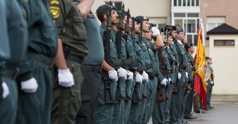 GRA109. VITORIA, 30/07/2015.- El ministro del Interior, Jorge Fernández Díaz (d), pasa revista a su llegada a los guardias civiles del cuartel de Vitoria, donde hoy ha presidido el nombramiento del General Jefe de la Guardia Civil, el general Félix Jesús 