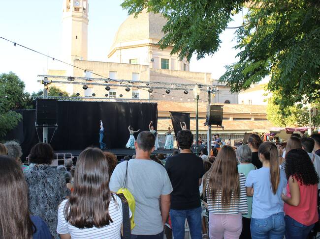 L'escenari ubicat en La Glorieta reunia a molt gent