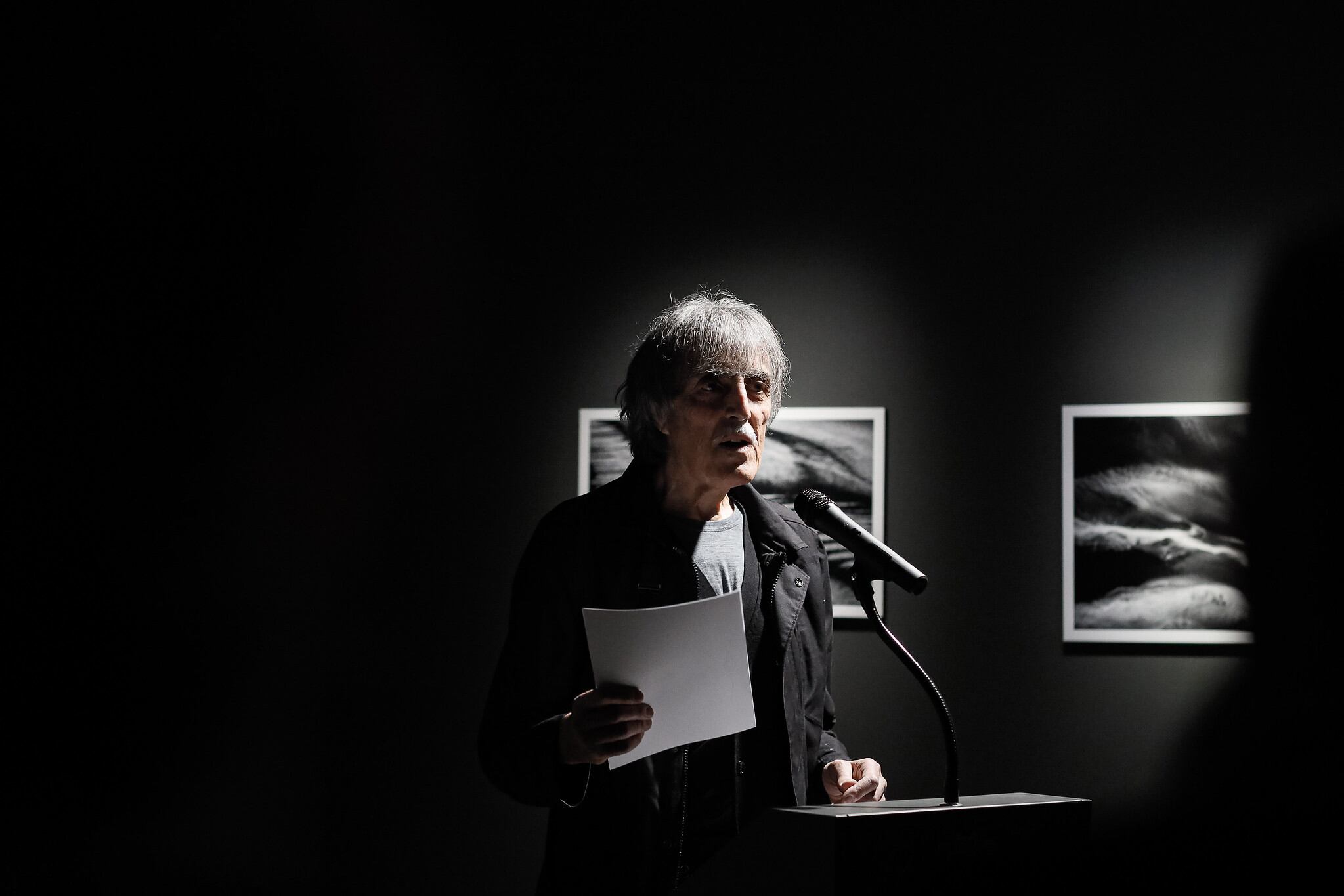 Jaume Riba en la inauguració de la seva exposició retrospectiva que des d'avui es pot visitar a la sala de Govern, al parc Central.