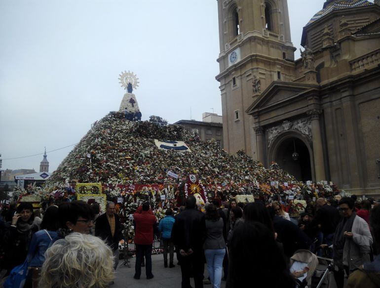 El manton floral de la Virgen este domingo, horas antes del final de las Fiestas