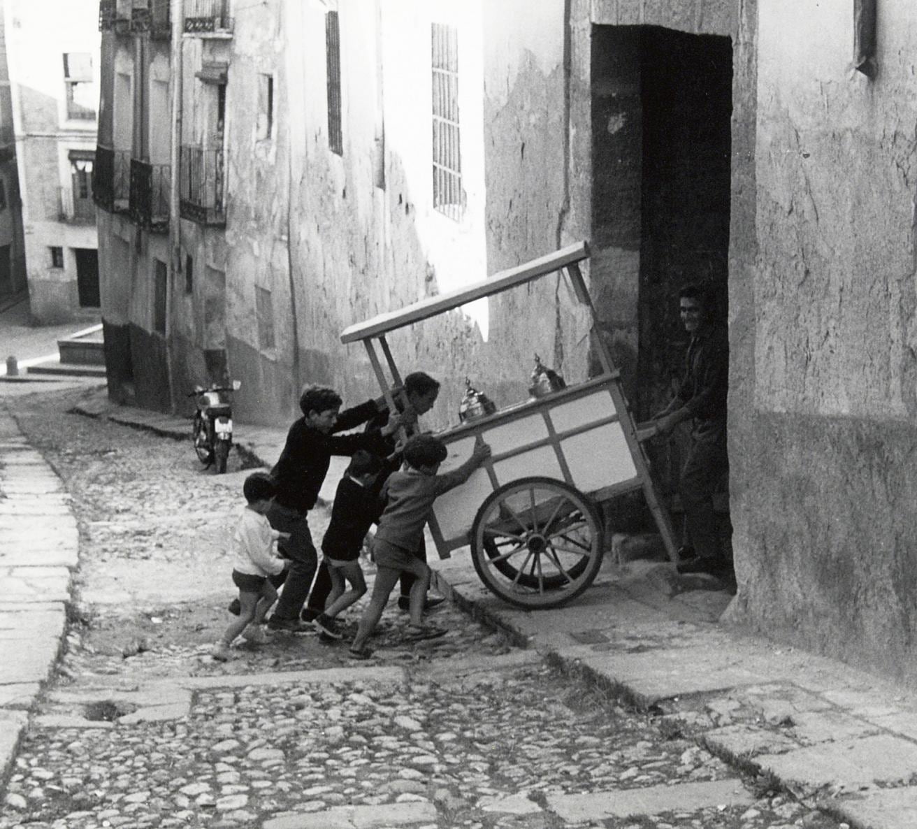 Cristóbal Hara (publicado originalmente bajo el nombre de Cristóbal Melián)&#039;El carro del Sr. Isidoro&#039; en 15 cuentos instantáneos, 1971
Diseño: Jaume y Jordi Blassi
Colección Fundación Juan March, Madrid