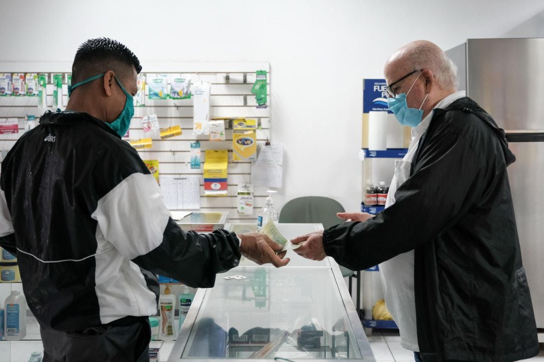 Un cliente paga sus medicamentos en una farmacia 