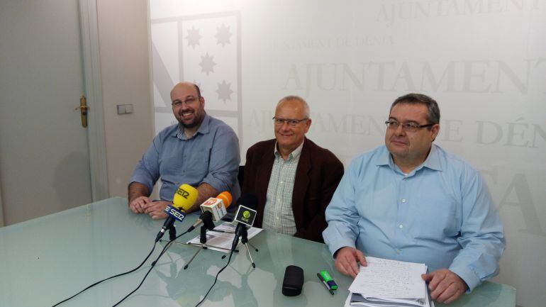El alcalde de Dénia, Vicent Grimalt, junto a los concejales de Hacienda y Medio Ambiente, Paco Roselló y Josep Crespo.
